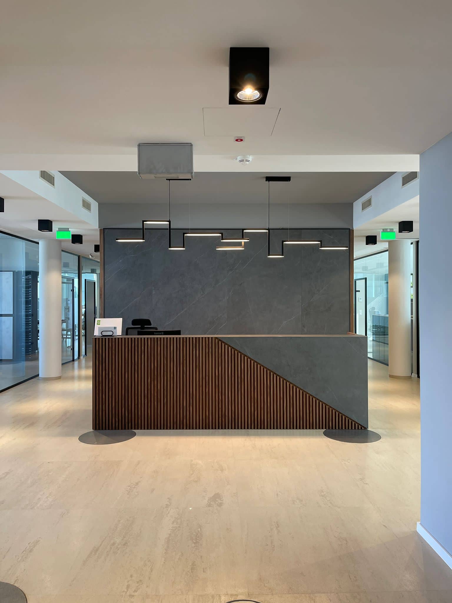 Office Interior Design Berlin Office Interior Design Berlin – moderner Empfangsbereich mit Holz und Stein